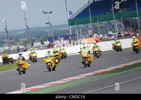 22 juillet 2012, Silverstone, Angleterre. Le classic motos AA pendant un tour d'affichage du circuit de Silverstone Classic 2012 Banque D'Images