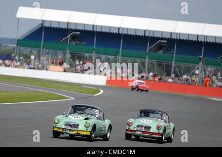 22 juillet 2012, Silverstone, Angleterre. Les deux Twincams MGA de Mark Daniell & Matthew Moore et Roger Daniell & Mark Daniell bataille pour position au cours du Royal Automobile Club Tourist Trophy pour véhicules historiques (pré-63GT) course à Silverstone Classic 2012 Banque D'Images