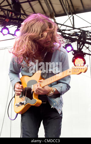 Rock Star/musicien Wayne Sermon de l'alt rock rock rock band indy | Imagine Dragons / de la scène à jouer de la guitare à l'original de l'été en plein air Festival de Musique Alternative Firefly en 2012 par Red Frog Événements | Salle de concert situé à Dover, Delaware, United States Banque D'Images