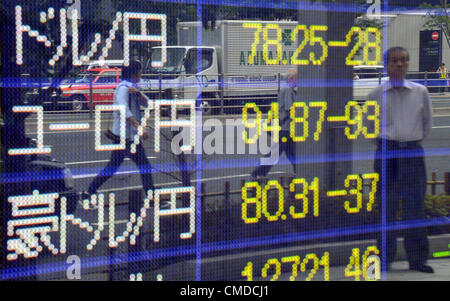 Le 24 juillet 2012, Tokyo, Japon - yen japonais continue de monter en haut sur le dollar américain et l'euro sur le marché des changes de Tokyo Mardi, 24 juillet 2012. Le dollar s'échange à la moitié inférieure de la 78-yen mark et l'euro à la moitié supérieure de la 94-yen niveau durant la matinée d'émission. Lundi, le yen a atteint son plus haut niveau par rapport à l'euro dans environ 11 ans et huit mois, déclenché par les éventuels risques de défaillance criblés de dettes à des gouvernements régionaux en Espagne. Le yen a continué de grimper, avec le dollar de frapper la partie supérieure-77 yen pour la première fois en environ un mois et demi. Banque D'Images