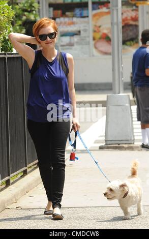 Jessica Chastain sur l'emplacement de la disparition d'Eleanor Rigby Tournage, Manhattan, New York, NY Le 23 juillet 2012. Photo par : Kristin Callahan/Everett Collection Banque D'Images