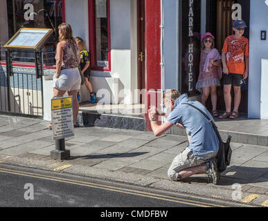 Hill Street, Richmond upon Thames, London, UK, mardi 24 juillet 2012 homme local enregistre le moment ! Le trajet de la torche a commencé à Kingston à environ 8.20am et est arrivé à Ham à environ 9.50am. La torche passa ensuite par Richmond et Kew avant de partir a LB Hounslow à environ 11.25h. Banque D'Images