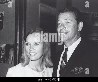 RICHARD CRENNA avec sa femme Penni Sweeney.(Image Crédit : Â© Sylvia Norris/Photos/ZUMAPRESS.com) Globe Banque D'Images