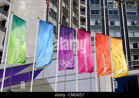 LONDON, UK, lundi 23 juillet, 2012. Londres 2012 drapeaux à côté de l'hôtel Hilton on Park Lane. Les Jeux Olympiques de Londres en 2012 sera officiellement ouverte le vendredi 27 juillet 2012 à 21h00. Banque D'Images