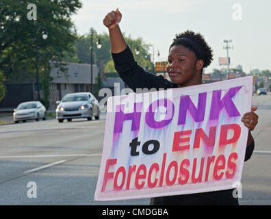 Detroit, Michigan - 24 juillet 2012 - voisins organiser une veillée au coin d'une rue à l'extérieur de la maison de Jennifer Britt, dans l'espoir de bloquer le projet de l'expulsion de sa famille. Britt a été stuggling pour répondre aux paiements hypothécaires mensuels depuis que son mari est mort en 2006. Le contribuable-financé de Fannie Mae, qui exerce désormais son hypothèque, a obtenu une ordonnance d'expulsion. Banque D'Images