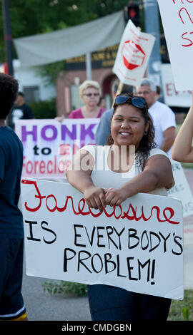 Detroit, Michigan - 24 juillet 2012 - voisins organiser une veillée au coin d'une rue à l'extérieur de la maison de Jennifer Britt, dans l'espoir de bloquer le projet de l'expulsion de sa famille. Britt a été stuggling pour répondre aux paiements hypothécaires mensuels depuis que son mari est mort en 2006. Le contribuable-financé de Fannie Mae, qui exerce désormais son hypothèque, a obtenu une ordonnance d'expulsion. Banque D'Images