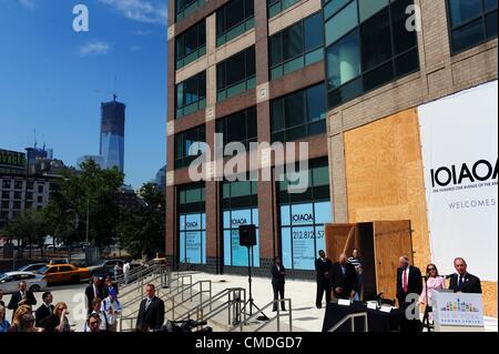 Le 24 juillet 2012 - Manhattan, New York, États-Unis - Le maire Michael Bloomberg parle comme le Centre de génomique de New York (NYGC) annoncer et Edward J. Minskoff Equities, Inc. (EJME) annoncent la signature d'un bail de 20 ans pour 170 000 pieds carrés au 101 de l'Avenue des Amériques. Les 47 millions d'aménagement comprendra le séquençage, la bioinformatique, les laboratoires de recherche, un centre d'innovation pour faire progresser les nouvelles technologies, et des infrastructures informatiques pour gérer le traitement et le stockage d'une quantité massive de nouvelles données. (Crédit Image : © Bryan Smith/ZUMAPRESS.com) Banque D'Images