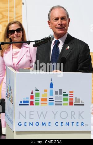 Le 24 juillet 2012 - Manhattan, New York, États-Unis - Le maire Michael Bloomberg parle comme le Centre de génomique de New York (NYGC) annoncer et Edward J. Minskoff Equities, Inc. (EJME) annoncent la signature d'un bail de 20 ans pour 170 000 pieds carrés au 101 de l'Avenue des Amériques. Les 47 millions d'aménagement comprendra le séquençage, la bioinformatique, les laboratoires de recherche, un centre d'innovation pour faire progresser les nouvelles technologies, et des infrastructures informatiques pour gérer le traitement et le stockage d'une quantité massive de nouvelles données. (Crédit Image : © Bryan Smith/ZUMAPRESS.com) Banque D'Images