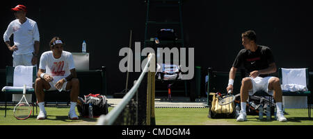 Les joueurs de tennis Tomas Berdych, droit, de République tchèque et de la suisse Roger Federer en photo au cours de la formation à Wimbledon, la Grande-Bretagne, le Mardi, Juillet 24, 2012. (Photo/CTK Michal Kamaryt) Banque D'Images