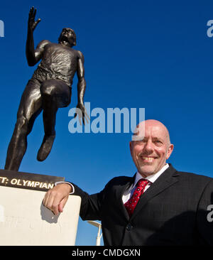 Médaillé d'or olympique Steve Ovett avec le sculpteur Peter Webster's statue de celui qui a été dévoilé aujourd'hui. Mardi 24 juillet 2012 photo©Julia Claxton Banque D'Images