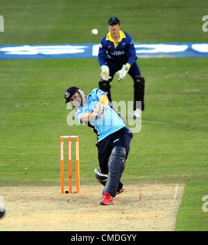 Hove UK 24 Juillet 2012 - Sussex Sharks v Gloucestershire Gladiators T20 Quart de finale le match de cricket du comté de Probiz Masse - Sussex's Scott Styris pulvérise le ballon pour 6 s'exécute sur sa façon d'un siècle Banque D'Images