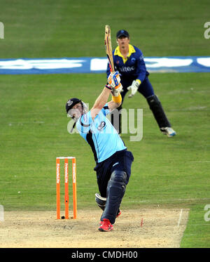 Hove UK 24 Juillet 2012 - Sussex Sharks v Gloucestershire Gladiators T20 Quart de finale le match de cricket du comté de Probiz Masse - Sussex's Scott Styris pulvérise le ballon pour 6 s'exécute sur sa façon d'un siècle Banque D'Images