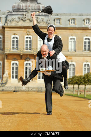 Bedfordshire, Royaume-Uni. Le mercredi 25 juillet 2012. Les voyageurs du temps rendez-vous à l'étage, En bas' 'au Wrest Park, Bedfordshire, Royaume-Uni, pour un événement. Les enfants peuvent découvrir le travail et la vie dans l'époque victorienne et édouardienne, inscrivez-vous dans l'école de Butler et profiter de beaucoup plus d'activités touche-à-tout. Du lundi 30 juillet au vendredi 3 août 2012. Banque D'Images