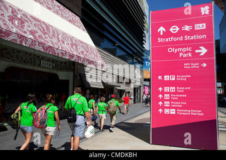 Londres, Royaume-Uni. Le mercredi 25 juillet 2012. La zone autour de Stratford dans l'Est de Londres, la maison pour les Jeux Olympiques de 2012. Beaucoup de signalisation a été installé pour aider les visiteurs à trouver leur chemin vers et à partir de sites. Banque D'Images