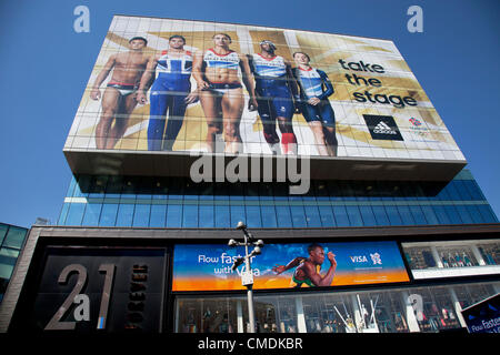 Londres, Royaume-Uni. Le mercredi 25 juillet 2012. La zone autour de Stratford dans l'Est de Londres, la maison pour les Jeux Olympiques de 2012. La publicité de commandite à grande échelle montrant les stars de l'équipe de BG, pour un commanditaire corporatif, Adidas Banque D'Images