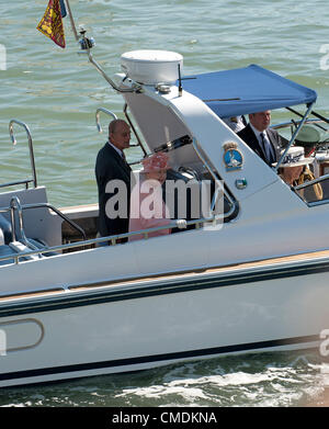 Cowes, UK. 25 juillet 2012. Sa Majesté la Reine à bord de l'offre de Léandre à la Parade des voiliers dans le port de Cowes UK. Credit : Pete Titmuss / Alamy Live News Banque D'Images