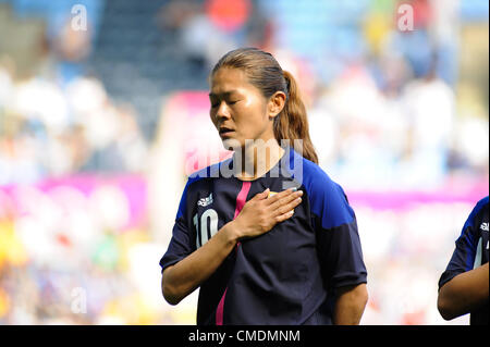 25.07.2012 Coventry, en Angleterre. Nahomi KAWASUMI (Japon) au cours de l'hymne national à l'Olympique de Football avant-match entre le Japon et le Canada à partir de la ville de Coventry Stadium Banque D'Images