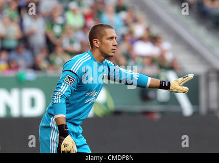 24.07.2012. Portland, Oregon, USA. Le gardien Troy Perkins (# 1) des Timbers de Portland se défend contre Aston Villa entre le match amical entre les deux équipes Jeld Wen Stadium, Portland, OR Banque D'Images