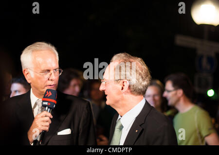 STUTTGART, ALLEMAGNE - 25 juillet : Harald Schmidt, le plus célèbre talkmaster allemand, interviewe le maire de Stuttgart, Wolfgang Schuster en séjournant à l'affichage public de la première de l'opéra de Mozart "Don Giovanni" en face de l'Opéra de Stuttgart, Allemagne, le 25 juillet 2012. Banque D'Images