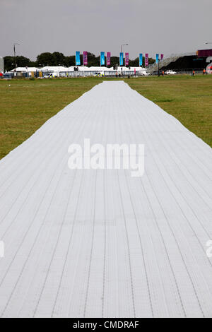 Blackheath, Londres, Royaume-Uni. 26 juillet 2012. En préparation des Jeux olympiques de Blackheath - allées en plastique pour protéger l'herbe à Blackheath Common. Crédit : Paul Brown / Alamy Live News. Banque D'Images