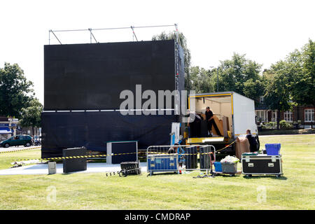 Blackheath, Londres, Royaume-Uni. 26 juillet 2012. En préparation des Jeux olympiques de Blackheath - Bâtir l'écran géant écran vidéo pour les spectateurs à regarder les Jeux Olympiques à Blackheath Common. Crédit : Paul Brown / Alamy Live News. Banque D'Images