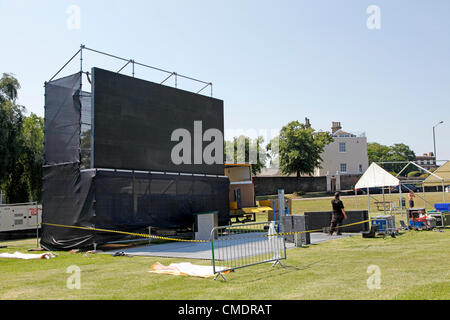 Blackheath, Londres, Royaume-Uni. 26 juillet 2012. En préparation des Jeux olympiques de Blackheath - Bâtir l'écran géant écran vidéo pour les spectateurs à regarder les Jeux Olympiques à Blackheath Common. Crédit : Paul Brown / Alamy Live News. Banque D'Images