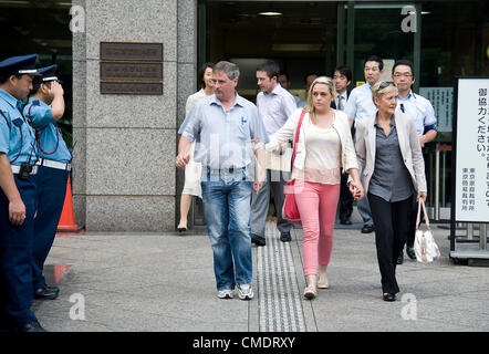 Tokyo, Japon. 26 juillet, 2012. Nicola Furlong's family (L-R) Père Andrew Furlong, Soeur Andrea, et la mère Angela, quitter la cour de la famille de Tokyo. A 19 ans, musicien américain au Japon est accusé d'étrangler Mme Furlong, 21 ans, à la mort dans un quartier de l'hôtel de Tokyo en mai 2012. Banque D'Images