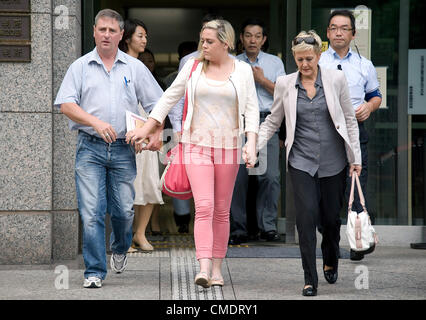 Tokyo, Japon. 26 juillet, 2012. Nicola Furlong's family (L-R) Père Andrew Furlong, Soeur Andrea, et la mère Angela, quitter la cour de la famille de Tokyo. A 19 ans, musicien américain au Japon est accusé d'étrangler Mme Furlong, 21 ans, à la mort dans un quartier de l'hôtel de Tokyo en mai 2012. Banque D'Images