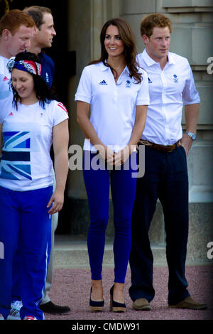 26 Juillet 2012 : Kate Middleton, Prince William et Prince Harry Rencontrez la flamme olympique à l'extérieur de Buckingham Palace. Banque D'Images