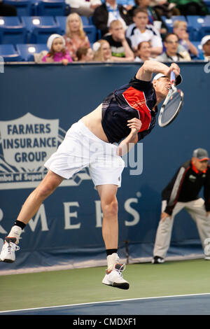 LOS ANGELES, CA - 25 juillet : Sam Querrey's servir pendant 3 jours des agriculteurs presenté par Mercedes-Benz à l'HÔTEL LA Tennis Center le 25 juillet 2012 à Los Angeles, Californie. Banque D'Images