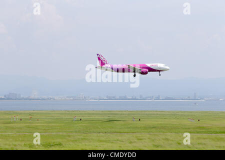 (A320-200)/Peach Aviation, le 24 juillet 2012 - News : Peach Airlines avion à Osaka, Japon. (Photo par Akihiro Sugimoto/AFLO) Banque D'Images