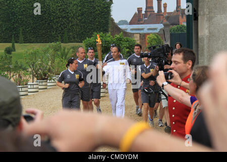 Jeux Olympiques de Londres en 2012 Relais de la flamme. Dernier jour - vendredi 27 juillet 2012. Hampton Court Palace et Tamise, East Molesey, Surrey, Angleterre, Royaume-Uni. Mark Levy dans le jardin privé. Crédit : Ian Bouteille / Alamy Live News. Banque D'Images