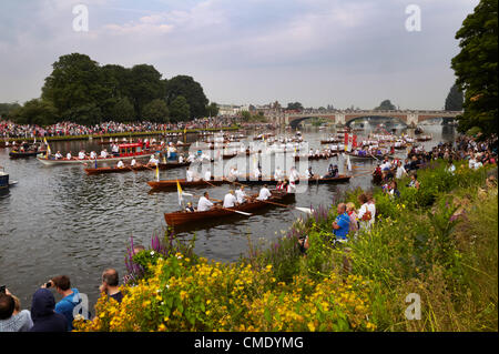 Vendredi 27 Juillet, 2012. Flotille de bateaux sur la Tamise à Hampton Court Bridge, attendant de suivre la flamme olympique à Londres en aval. L'Angleterre. Credit : Céphas Photo Library / Alamy Live News. Banque D'Images