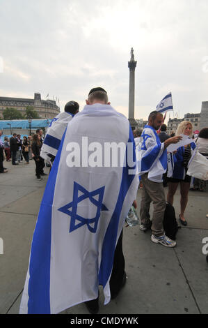 Trafalgar Square, Londres, Royaume-Uni. 27 juillet 2012. Un homme drapé d'un drapeau israélien dans le cadre d'un petit rassemblement à l'extérieur de la Galerie nationale à se souvenir de la Munich onze qui ont été tués par le groupe terroriste palestinien "Septembre Noir" lors des Jeux Olympiques de 1972. Crédit : Matthieu Chattle / Alamy Live News Banque D'Images