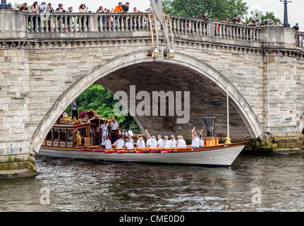 Rivière Thames, Richmond upon Thames, Grand Londres, Surrey, UK - Vendredi 27 Jaly 2012 : la flamme olympique à la rivière aujourd'hui. Elle a été menée sur la Gloriana qui conduit une flottille de bateaux de Hampton Court Palace de Tower Bridge. Les gens étaient alignés le long de la rivière pour profiter du spectacle. Banque D'Images