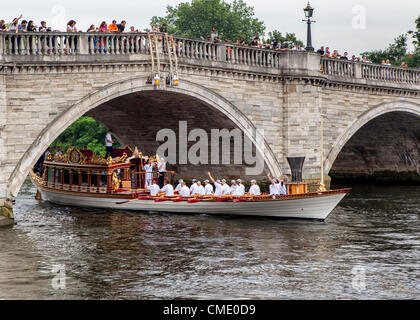 Rivière Thames, Richmond upon Thames, Grand Londres, Surrey, UK - Vendredi 27 Juillet 2012 : la flamme olympique à la rivière aujourd'hui. Elle a été menée sur la Gloriana qui conduit une flottille de bateaux de Hampton Court Palace de Tower Bridge. Les gens étaient alignés le long de la rivière pour profiter du spectacle. Banque D'Images