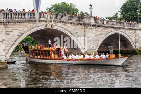 Rivière Thames, Richmond upon Thames, Grand Londres, Surrey, UK - Vendredi 27 Jaly 2012 : la flamme olympique à la rivière aujourd'hui. Elle a été menée sur la Gloriana qui conduit une flottille de bateaux de Hampton Court Palace de Tower Bridge. Les gens étaient alignés le long de la rivière pour profiter du spectacle. Banque D'Images