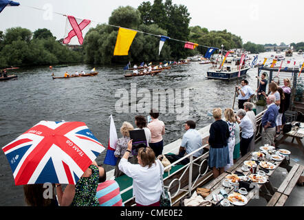 Rivière Thames, Richmond upon Thames, Grand Londres, Surrey, UK - Vendredi 27 Jaly 2012 : la flamme olympique à la rivière aujourd'hui. Elle a été menée sur la Gloriana qui conduit une flottille de bateaux de Hampton Court Palace à Barnes. Les gens étaient alignés le long de la rivière pour profiter du spectacle. Banque D'Images