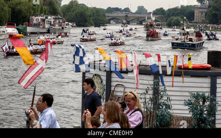 Rivière Thames, Richmond upon Thames, Grand Londres, Surrey, UK - Vendredi 27 Jaly 2012 : la flamme olympique à la rivière aujourd'hui. Elle a été menée sur la Gloriana qui conduit une flottille de bateaux de Hampton Court Palace de Tower Bridge. Les gens étaient alignés le long de la rivière pour profiter du spectacle. Banque D'Images