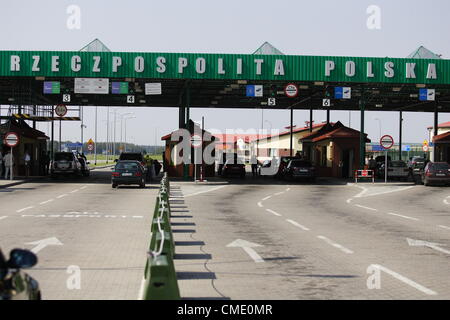 Grzechotki, Pologne Vendredi 27 mai, juillet 2012 Pologne - Russie border crossing entre Grzechotki (POL) et Mamonowo (RUS) villages. Les Polonais et les Russes peuvent se déplacer à travers la frontière avec l'enclave russe de Kaliningrad (oblast de Kaliningrad) , sur la frontière nord-est, à partir du vendredi. L'obligation de visa est le résultat d'un accord bilatéral sur le soi-disant "petit trafic transfrontalier" signé entre la Pologne et la Russie en décembre de l'année dernière. Banque D'Images