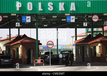 Grzechotki, Pologne Vendredi 27 mai, juillet 2012 Pologne - Russie border crossing entre Grzechotki (POL) et Mamonowo (RUS) villages. Les Polonais et les Russes peuvent se déplacer à travers la frontière avec l'enclave russe de Kaliningrad (oblast de Kaliningrad) , sur la frontière nord-est, à partir du vendredi. L'obligation de visa est le résultat d'un accord bilatéral sur le soi-disant "petit trafic transfrontalier" signé entre la Pologne et la Russie en décembre de l'année dernière. Banque D'Images