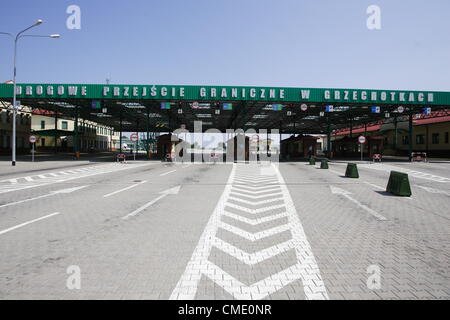 Grzechotki, Pologne Vendredi 27 mai, juillet 2012 Pologne - Russie border crossing entre Grzechotki (POL) et Mamonowo (RUS) villages. Les Polonais et les Russes peuvent se déplacer à travers la frontière avec l'enclave russe de Kaliningrad (oblast de Kaliningrad) , sur la frontière nord-est, à partir du vendredi. L'obligation de visa est le résultat d'un accord bilatéral sur le soi-disant "petit trafic transfrontalier" signé entre la Pologne et la Russie en décembre de l'année dernière. Banque D'Images