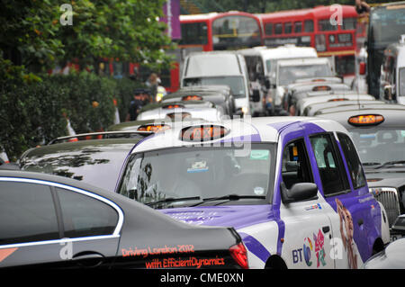 Hyde Park Corner, London, UK. 27 juillet 2012. Les chauffeurs de taxi provoquer l'impasse autour de Hyde Park Corner pour protester contre leur ne pas être autorisé à utiliser les jeux durant les Jeux Olympiques de 2012 à Londres. Banque D'Images