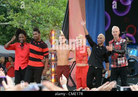 Stephen Bradley, Gabrial McNair, Adrian Young, Gwen Stefani, Tony Kanal, Tom Dumont sur scène pour aucun doute sur GOOD MORNING AMERICA (GMA), , New York, NY Le 27 juillet 2012. Photo par : Derek Storm/Everett Collection Banque D'Images