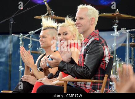 Adrian Young, Gwen Stefani, Tom Dumont sur scène pour aucun doute sur GOOD MORNING AMERICA (GMA), , New York, NY Le 27 juillet 2012. Photo par : Derek Storm/Everett Collection Banque D'Images