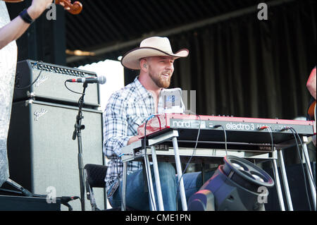 WHEATLAND, CA - le 23 juillet : l'Easton Corbin ouvre pour Brad Paisley pour échapper à la Réalité Virtuelle World Tour à Sleep Train Amphitheatre à Wheatland, Californie le 23 juillet 2011 Banque D'Images