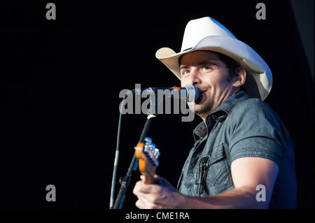 WHEATLAND, CA - le 23 juillet : Brad Paisley effectue dans l'évasion de la Réalité Virtuelle World Tour à Sleep Train Amphitheatre à Wheatland, Californie le 23 juillet 2011 Banque D'Images