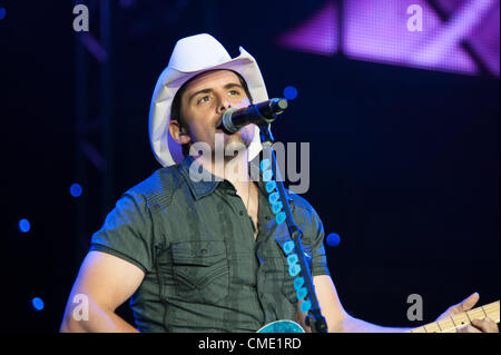 WHEATLAND, CA - le 23 juillet : Brad Paisley effectue dans l'évasion de la Réalité Virtuelle World Tour à Sleep Train Amphitheatre à Wheatland, Californie le 23 juillet 2011 Banque D'Images