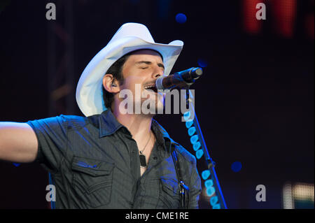 WHEATLAND, CA - le 23 juillet : Brad Paisley effectue dans l'évasion de la Réalité Virtuelle World Tour à Sleep Train Amphitheatre à Wheatland, Californie le 23 juillet 2011 Banque D'Images