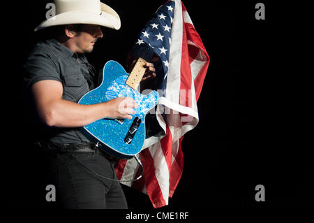 WHEATLAND, CA - le 23 juillet : Brad Paisley effectue dans l'évasion de la Réalité Virtuelle World Tour à Sleep Train Amphitheatre à Wheatland, Californie le 23 juillet 2011 Banque D'Images